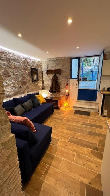 Stone Inn Near Acropolis & Metro 石头记 Felsenhohle Ateny Zewnętrze zdjęcie
